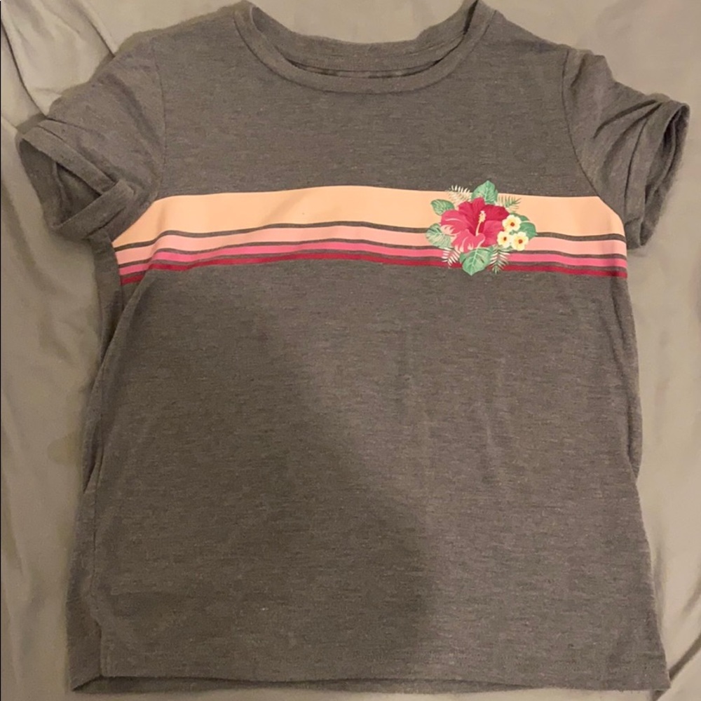 A gray t-shirt with design😊.